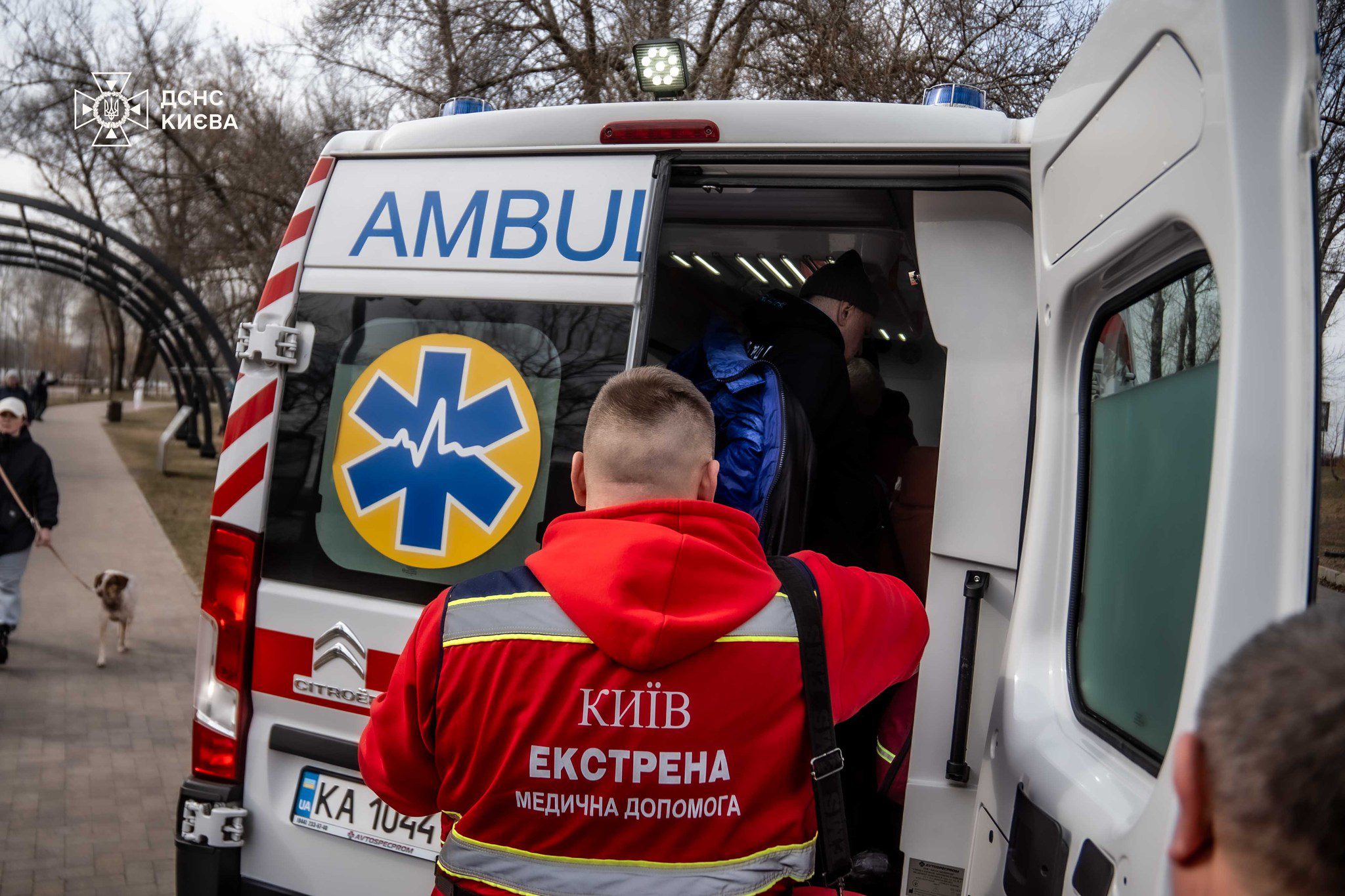 Перехожі кияни врятували рибалку, що провалився під лід на річці Дніпро (фото, відео)