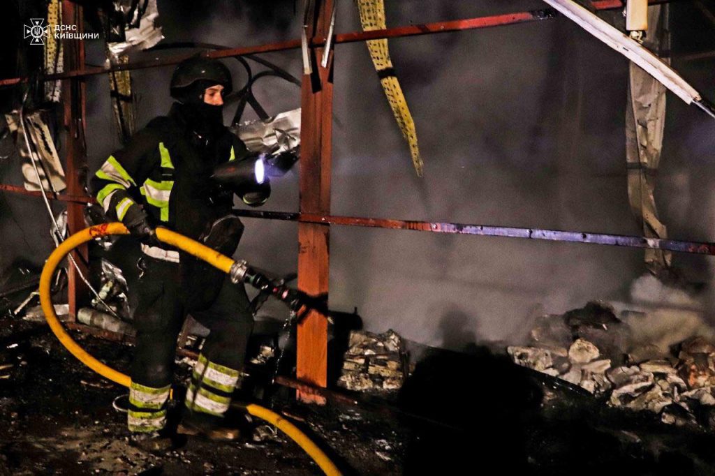У наслідок ворожої атаки у Фастівському та Бориспільському районах сталося загорання складських приміщень У наслідок ворожої атаки у Фастівському та Бориспільському районах сталося загорання складських приміщень