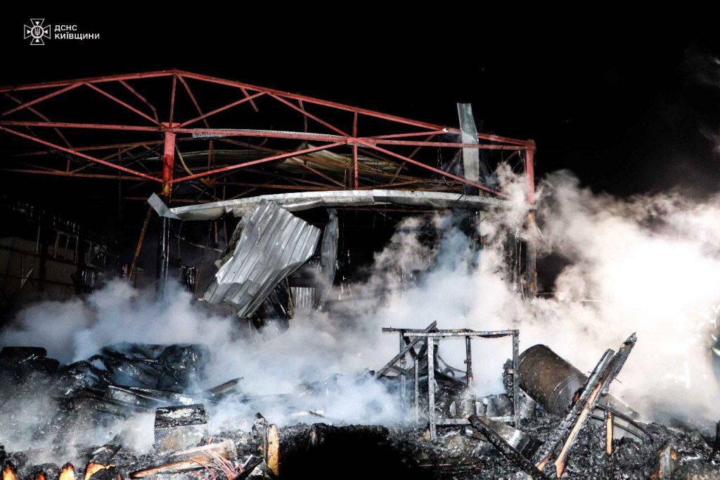 У наслідок ворожої атаки у Фастівському та Бориспільському районах сталося загорання складських приміщень У наслідок ворожої атаки у Фастівському та Бориспільському районах сталося загорання складських приміщень