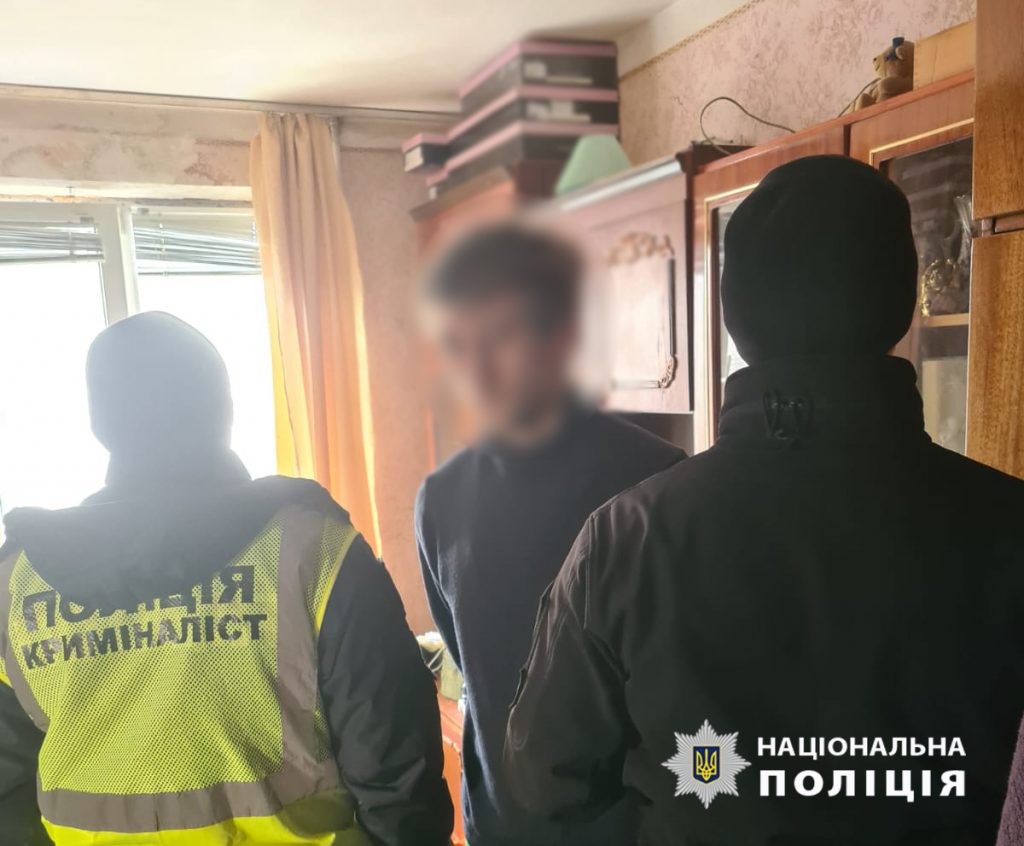 Правоохоронці затримали молодиків, які кинули «коктейль Молотова» у вікно приймальні депутата Київради Сторожука ( фото, відео)