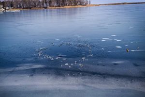 Під Києвом врятували чоловіка, який потрапив у крижану пастку на Дніпрі