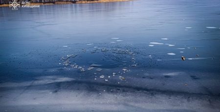 Під Києвом врятували чоловіка, який потрапив у крижану пастку на Дніпрі