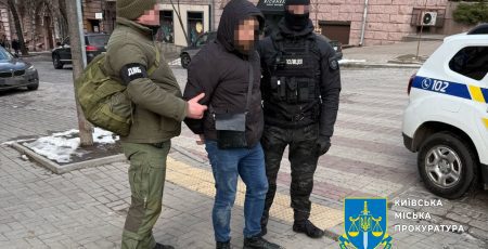 У Києві працівник міграційної служби за 750 доларів обіцяв іноземцю посвідку на проживання