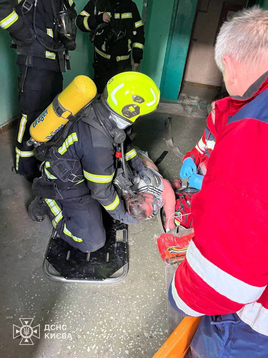 В Деснянському районі Києва вогнеборці врятували жінку під час пожежі у багатоповерхівці