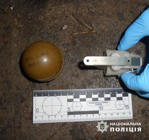У Києві затримали банду розбійників, які погрожували підірвати гранату під час пограбування (фото)