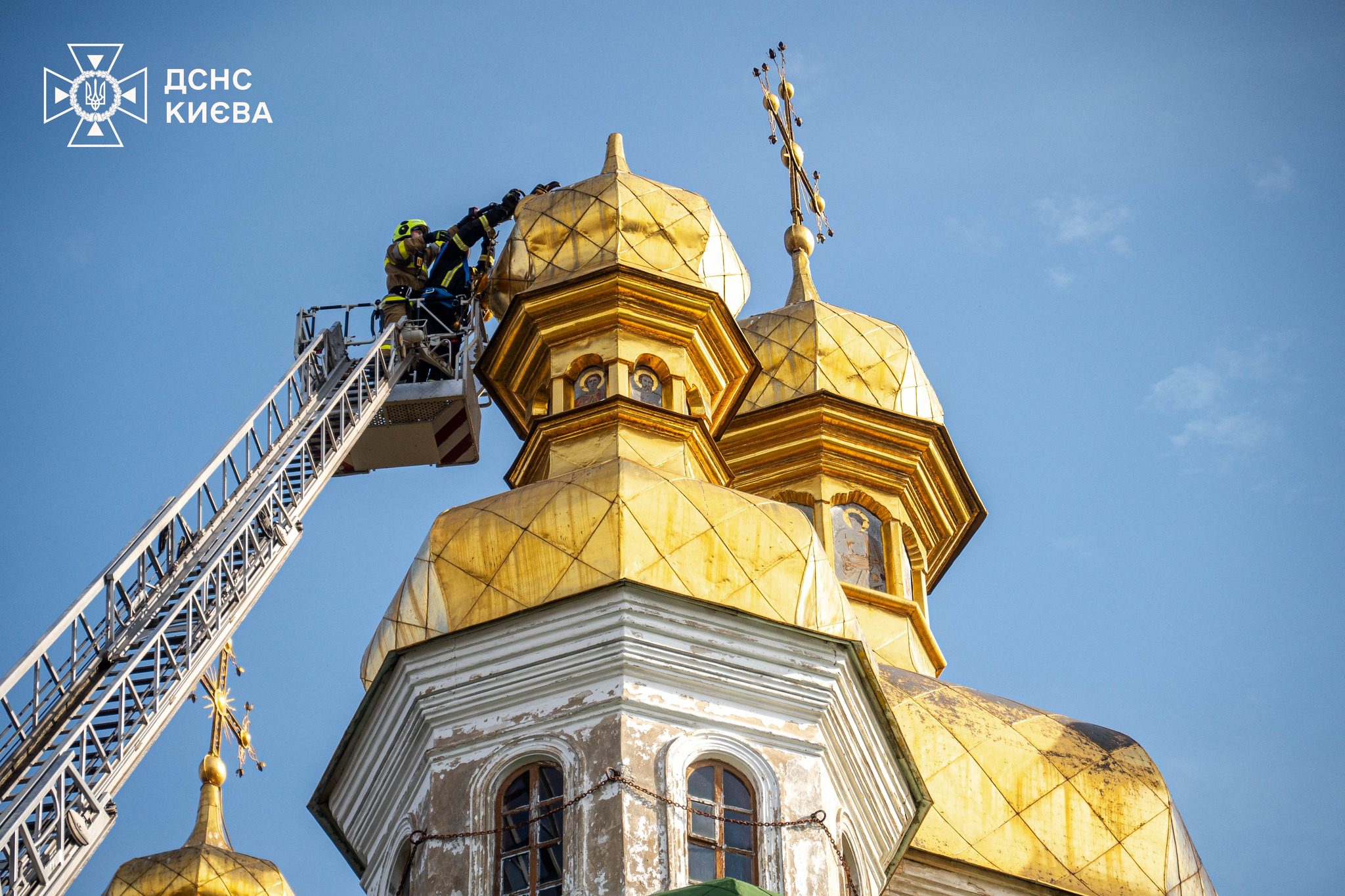 Рятувальники зняли обрушений хрест з купола храму у Києво-Печерській лаврі (фото)
