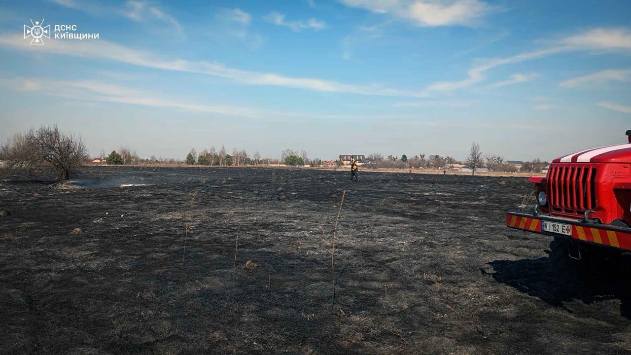 На Київщині від загорань сухостою загинула жінка, при пожежі в очереті постраждав чоловік