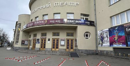 У Києві в роковини авіаудару по Драмтеатру в Маріуполі вшановують пам'ять жертв агресора