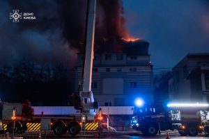 У Голосіївському районі столиці під час пожежі з даху будинку врятували чоловіка (фото, відео)