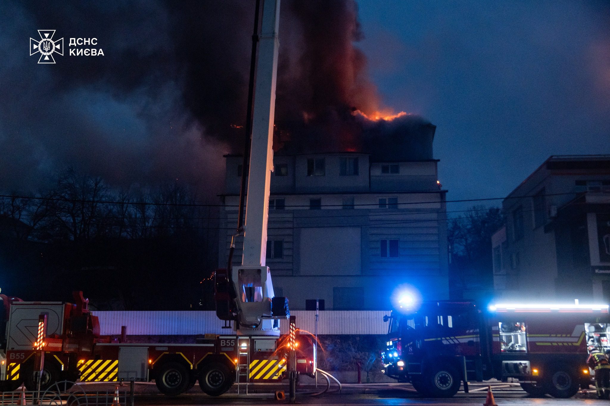 У Голосіївському районі столиці під час пожежі з даху будинку врятували чоловіка (фото, відео)