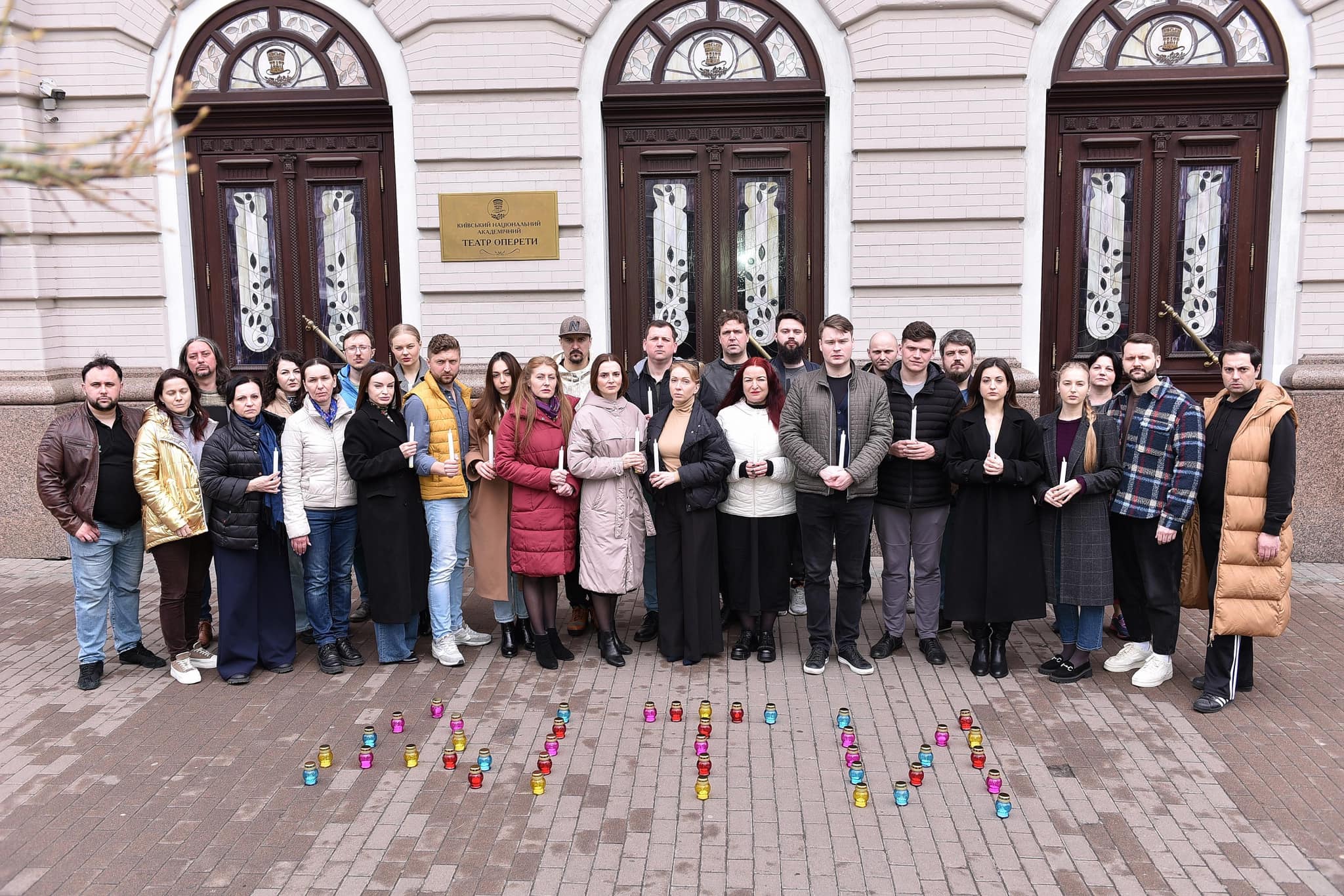 У Києві в роковин авіаудару по Драмтеатру в Маріуполі вшановують пам'ять жертв агресора