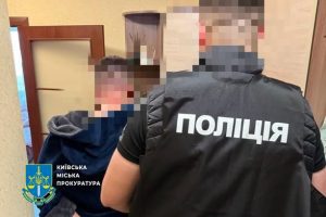 Двох посадовців Департаменту держконтролю на транспорті викрили на постійних хабарях