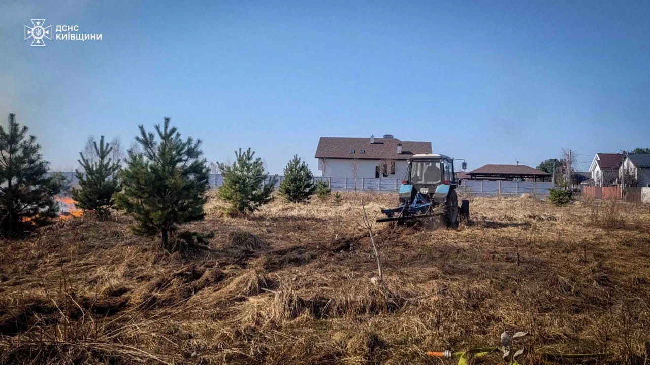 На Бучанщині при ліквідації пожежі від спалювання сухостою врятували 3-х дітей