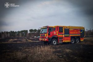 На Київщині через спалювання сухої трави другу добу горять торфовища (фото, відео)