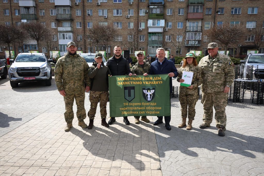 Голова Київської ОДА разом із Бучанським міським головою передали захисникам України 7 пікапів та 200 FPV-дронів