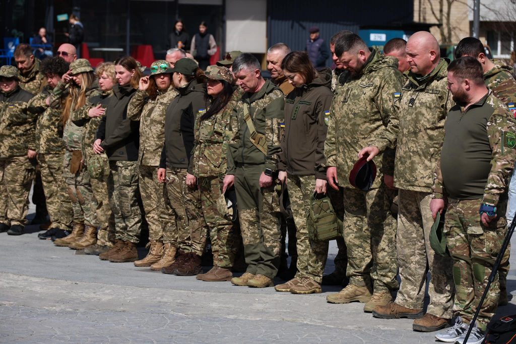 Голова Київської ОДА разом із Бучанським міським головою передали захисникам України 7 пікапів та 200 FPV-дронів