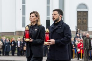 Буча: Президент Зеленський вшанував жертв російської окупації Буча: Президент Зеленський вшанував жертв російської окупації