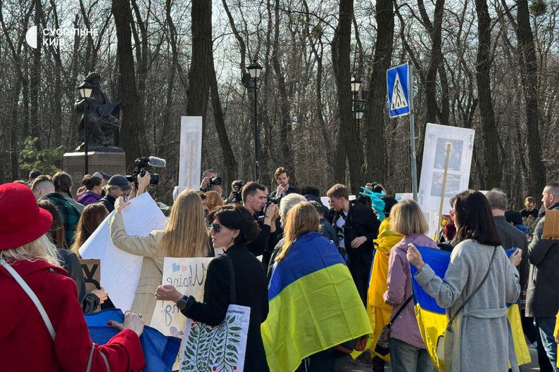 Америко, прокинься: у Києві під посольством США провели акцію проти політики адміністрації Трампа