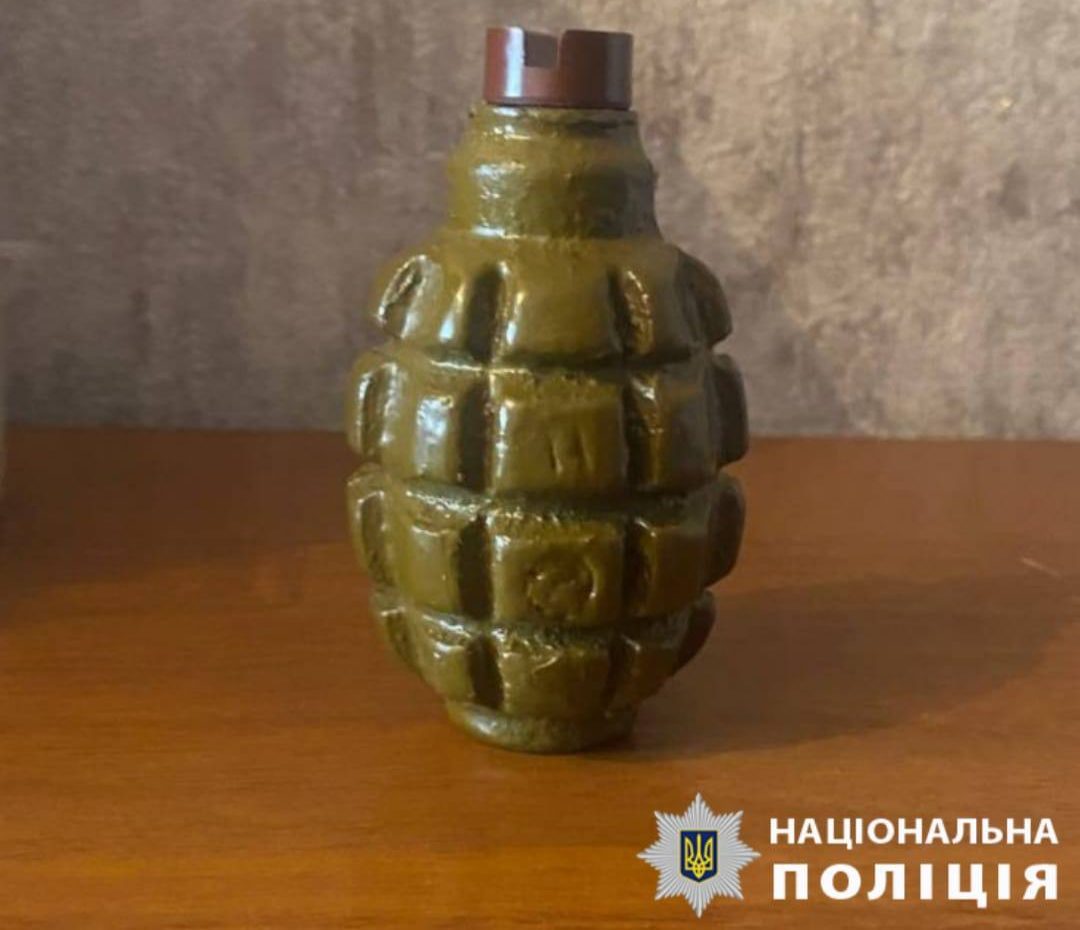 На Київщині чоловік погрожував матері гранатою, за що може отримати 7 років тюрми 