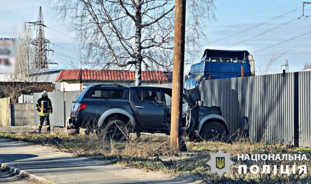 На Київщині маршрутка перекинулася після зіткнення: п’ятеро постраждалих (фото)