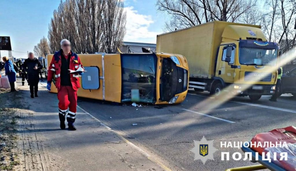 На Київщині маршрутка перекинулася після зіткнення: п’ятеро постраждалих (фото)