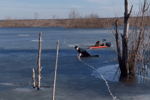 На Київщині рятувальники-верхолази врятували двох рибалок, які провалилися під лід (відео)