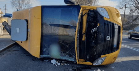 У Вишневому внаслідок ДТП перекинулась маршрутка, 5 пасажирів травмовано