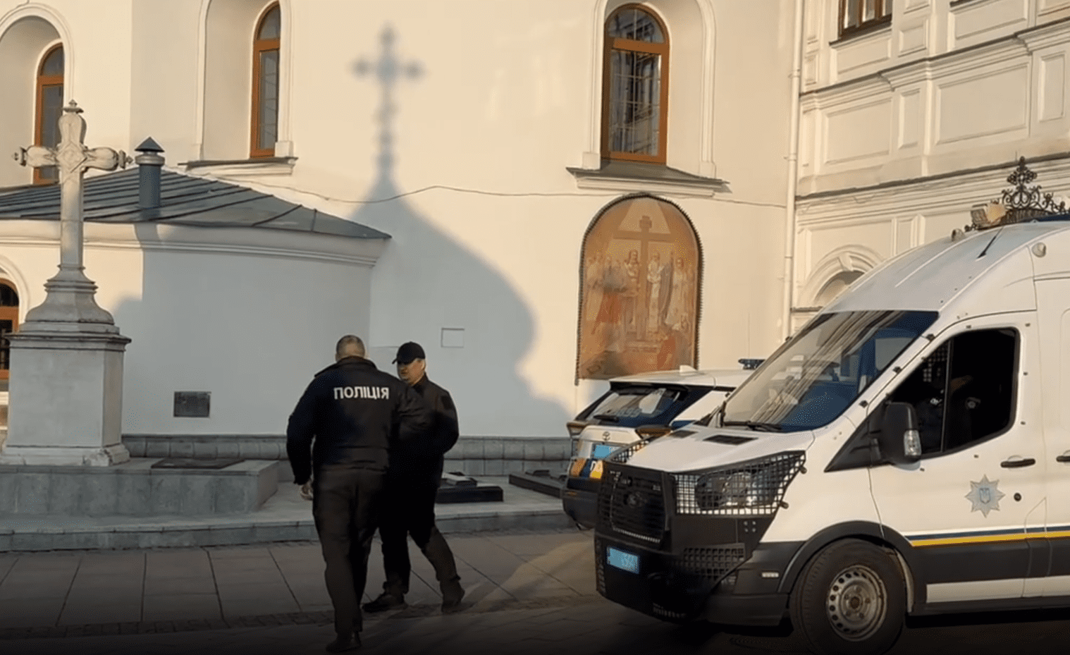 Комісія Мінкульту почала інспекцію печер Києво-Печерської Лаври, поліція допомагає з забезпеченням громадського порядку Комісія Мінкульту почала інспекцію печер Києво-Печерської Лаври, поліція допомагає з забезпеченням громадського порядку