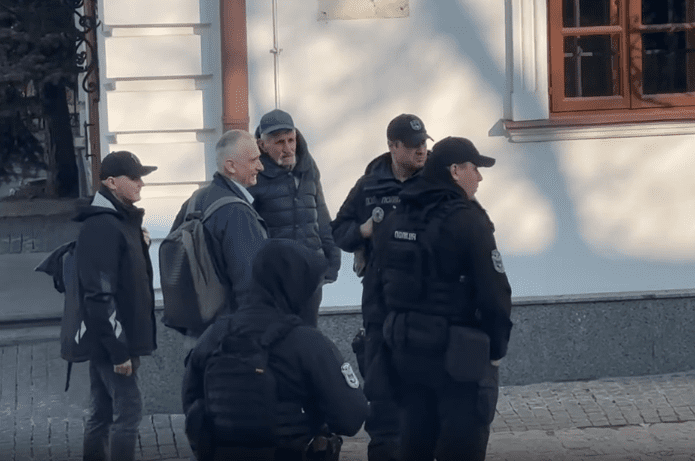 Комісія Мінкульту почала інспекцію печер Києво-Печерської Лаври, поліція допомагає з забезпеченням громадського порядку Комісія Мінкульту почала інспекцію печер Лаври, поліція допомагає з забезпеченням громадського порядку