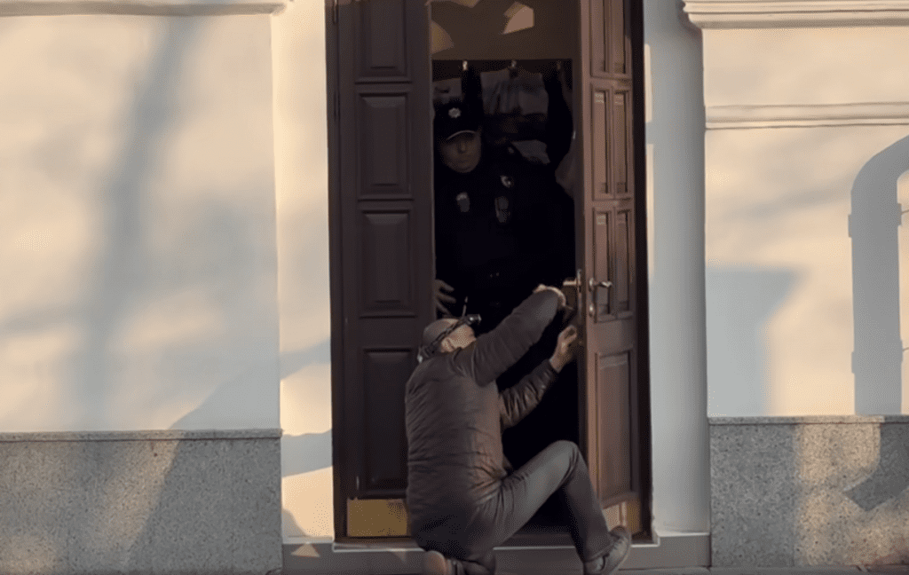 Комісія Мінкульту почала інспекцію печер Києво-Печерської Лаври, поліція допомагає з забезпеченням громадського порядку Комісія Мінкульту почала інспекцію печер Лаври, поліція допомагає з забезпеченням громадського порядку