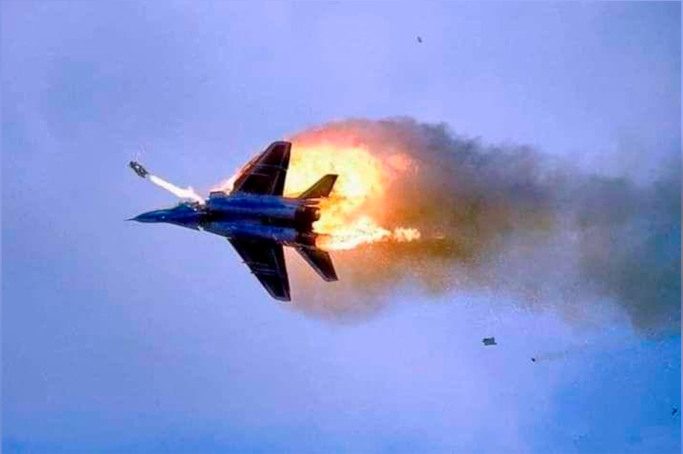 Україна втратила винищувач Су-27, пілот катапультувався Україна втратила винищувач Су-27, пілот катапультувався