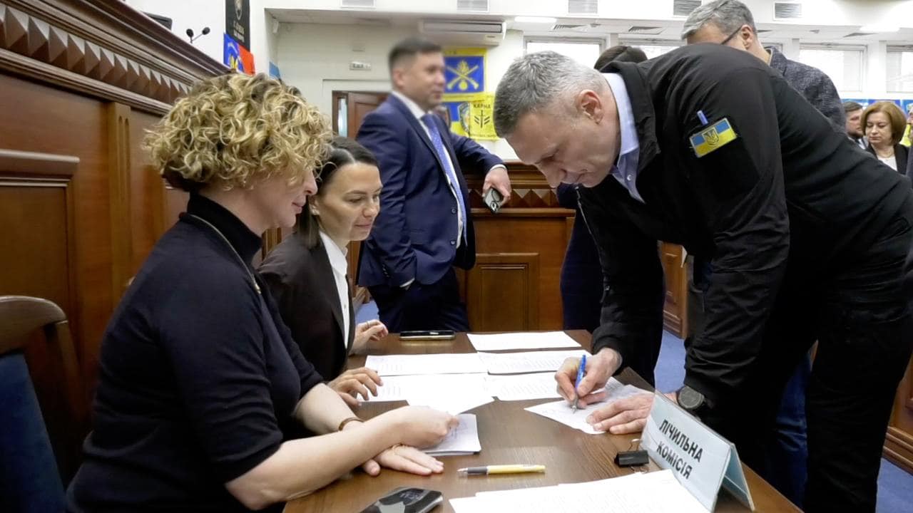 Бондаренко через земельний скандал пішов з посади секретаря Київради