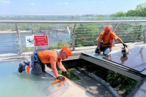 На пішохідно-велосипедному мосту замінили пошкоджене вандалами скло (фото) На пішохідно-велосипедному мосту замінили пошкоджене вандалами скло (фото)