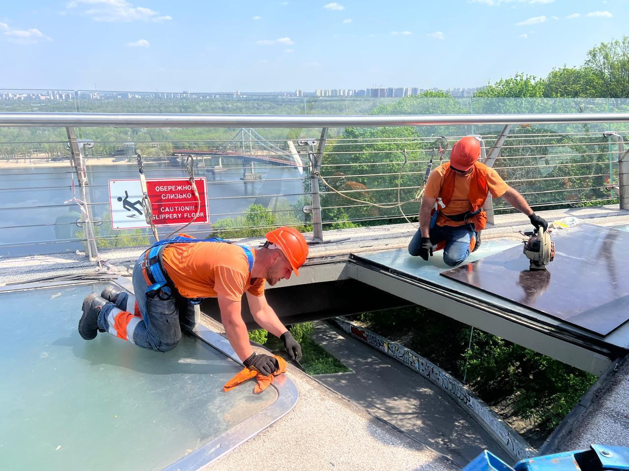 На пішохідно-велосипедному мосту замінили пошкоджене вандалами скло (фото)