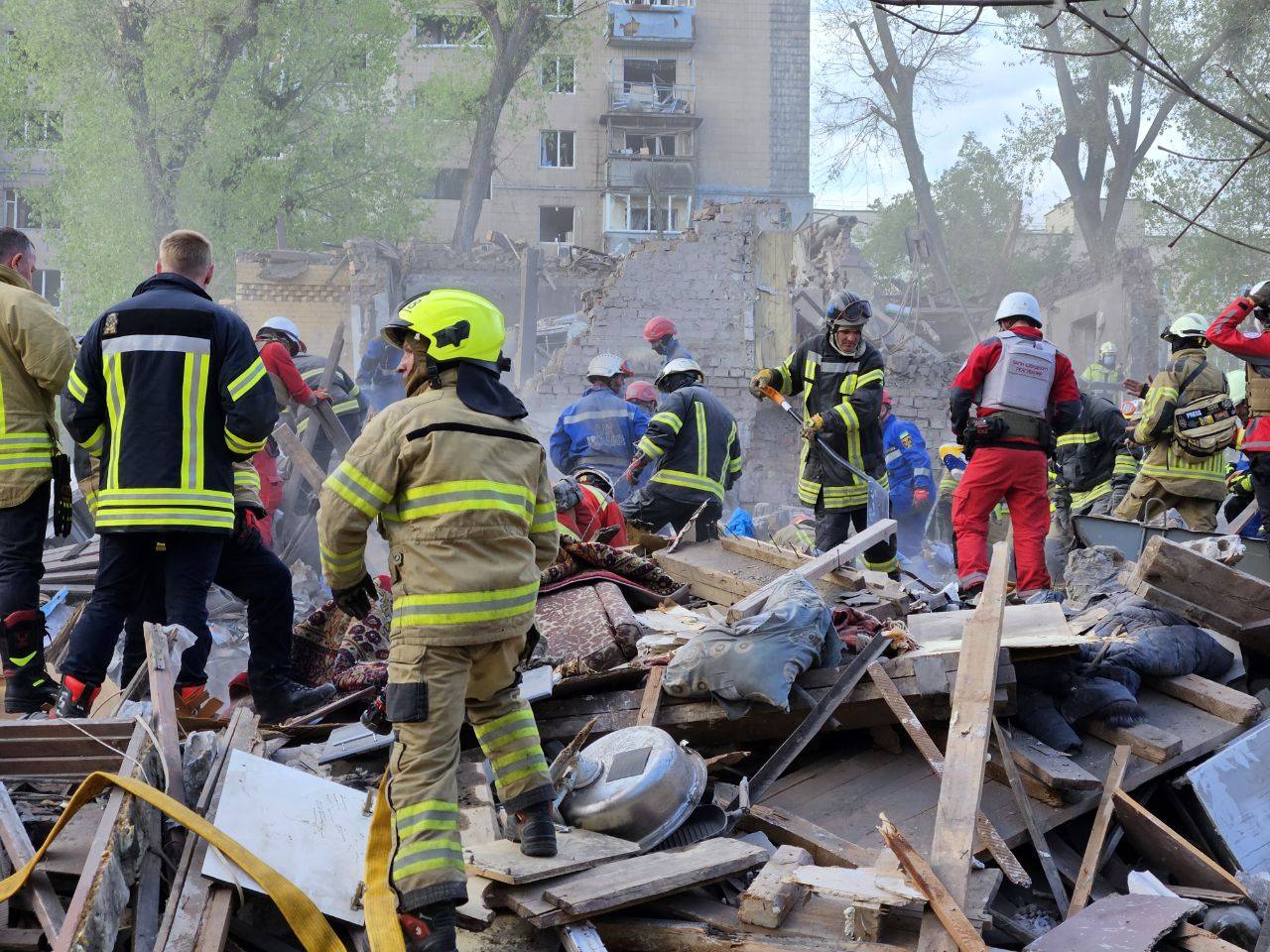 У столиці триває ліквідація наслідків нічної атаки, до робіт залучено 18 одиниць техніки