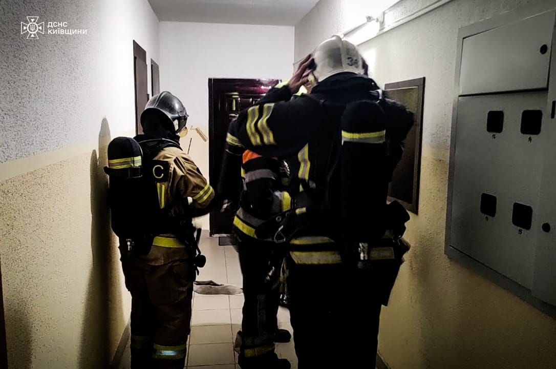 На Київщині під час пожежі багатоповерхівки евакуйовано 18 осіб, один чоловік загинув
