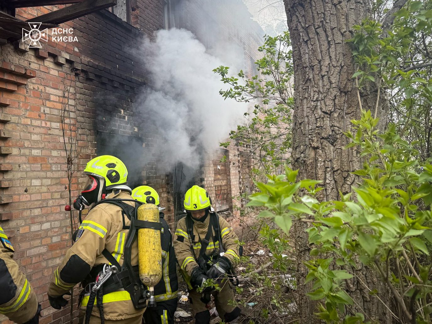 У Солом'янському районі внаслідок пожежі у недіючій будівлі 1 особа загинула, 2 - постраждали (фото)