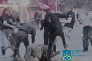 Побиття військового у Гідропарку: нападникам повідомлено про підозру у хуліганстві Побиття військового у Гідропарку: нападникам повідомлено про підозру у хуліганстві
