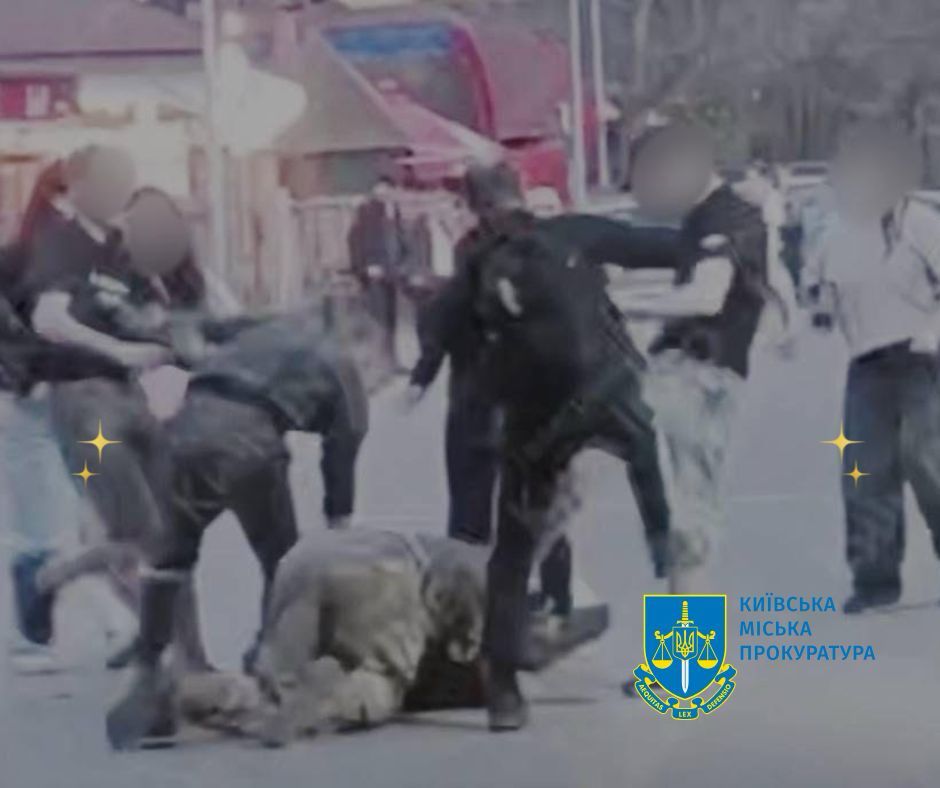 Побиття військового у Гідропарку: нападникам повідомлено про підозру у хуліганстві Побиття військового у Гідропарку: нападникам повідомлено про підозру у хуліганстві