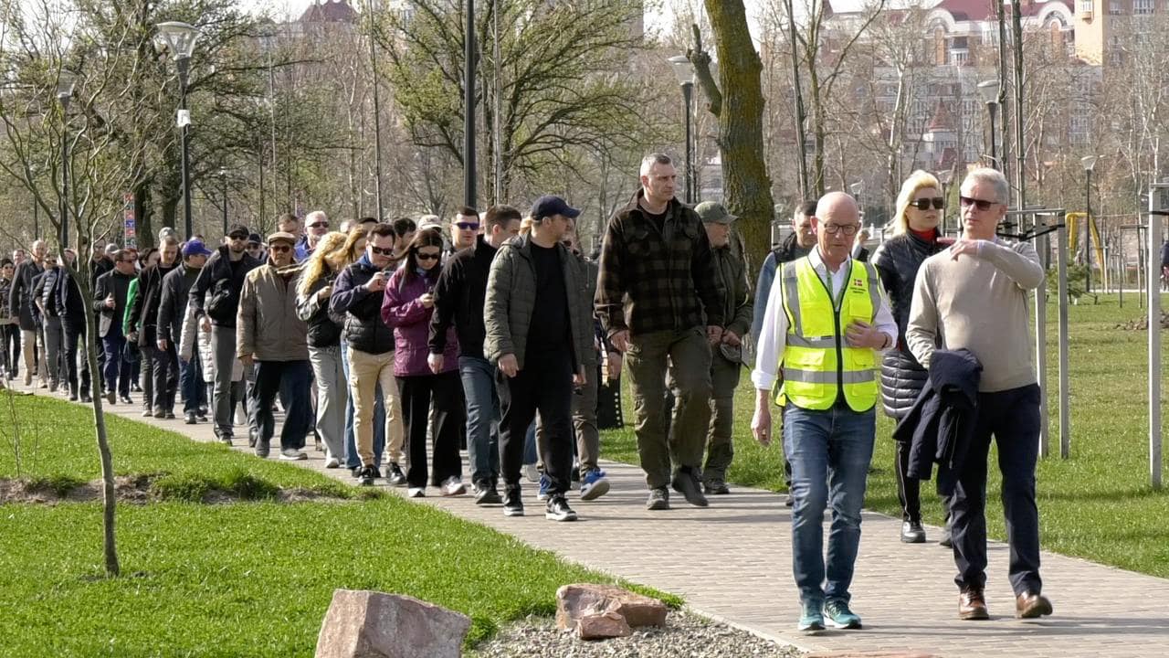 У Києві до толоки долучилися кияни, комунальники та посли і представники посольств 21 країни