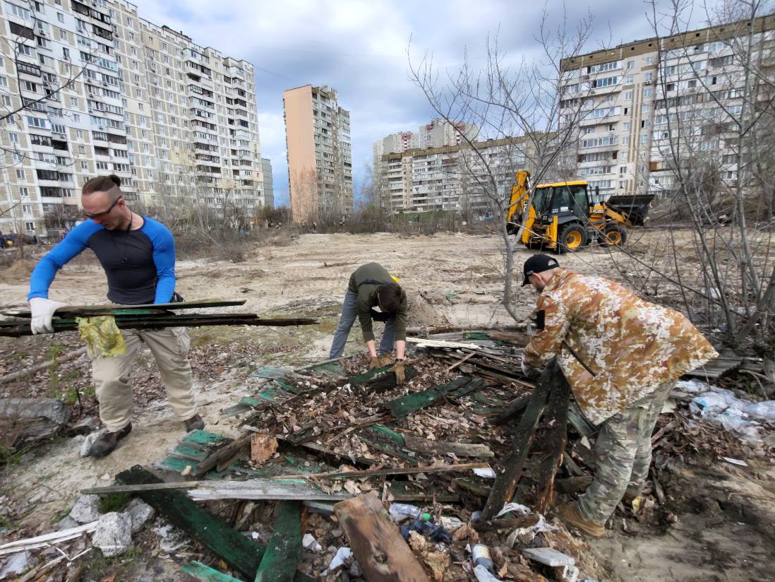 У Києві до толоки долучилися кияни, комунальники та посли і представники посольств 21 країни