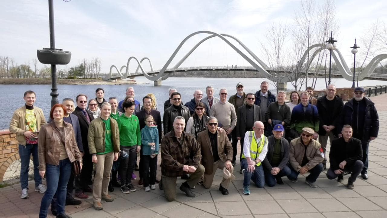 У Києві до толоки долучилися кияни, комунальники та посли і представники посольств 21 країни