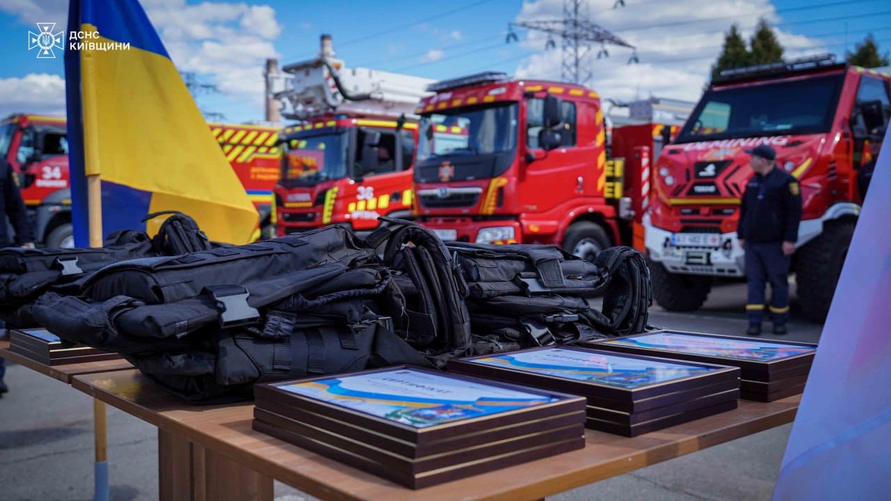 Рятувальники Київщини отримали спеціальне обладнання та бронезахист від області (фото)