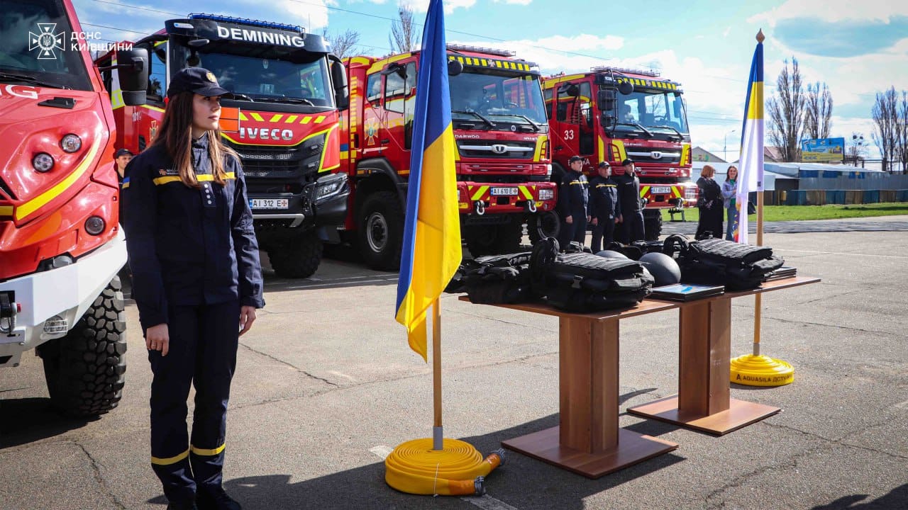 Рятувальники Київщини отримали спеціальне обладнання та бронезахист від області (фото)