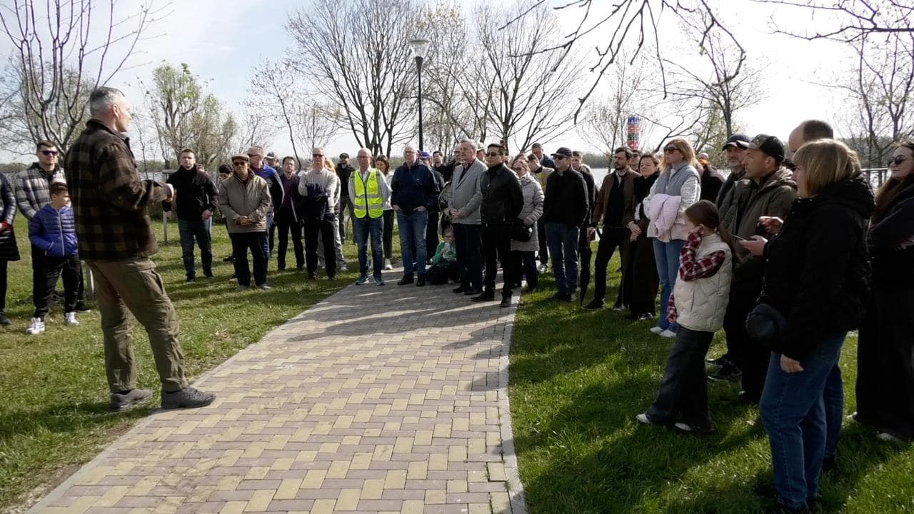 У Києві до толоки долучилися кияни, комунальники та посли і представники посольств 21 країни