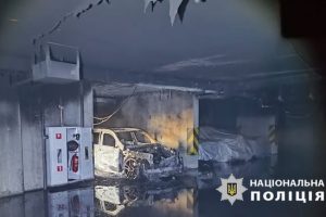 У Києві затримали чоловіка, який підпалив Mercedes у паркінгу елітного ЖК на Печерську