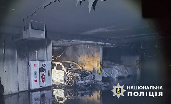 У Києві затримали чоловіка, який підпалив Mercedes у паркінгу елітного ЖК на Печерську