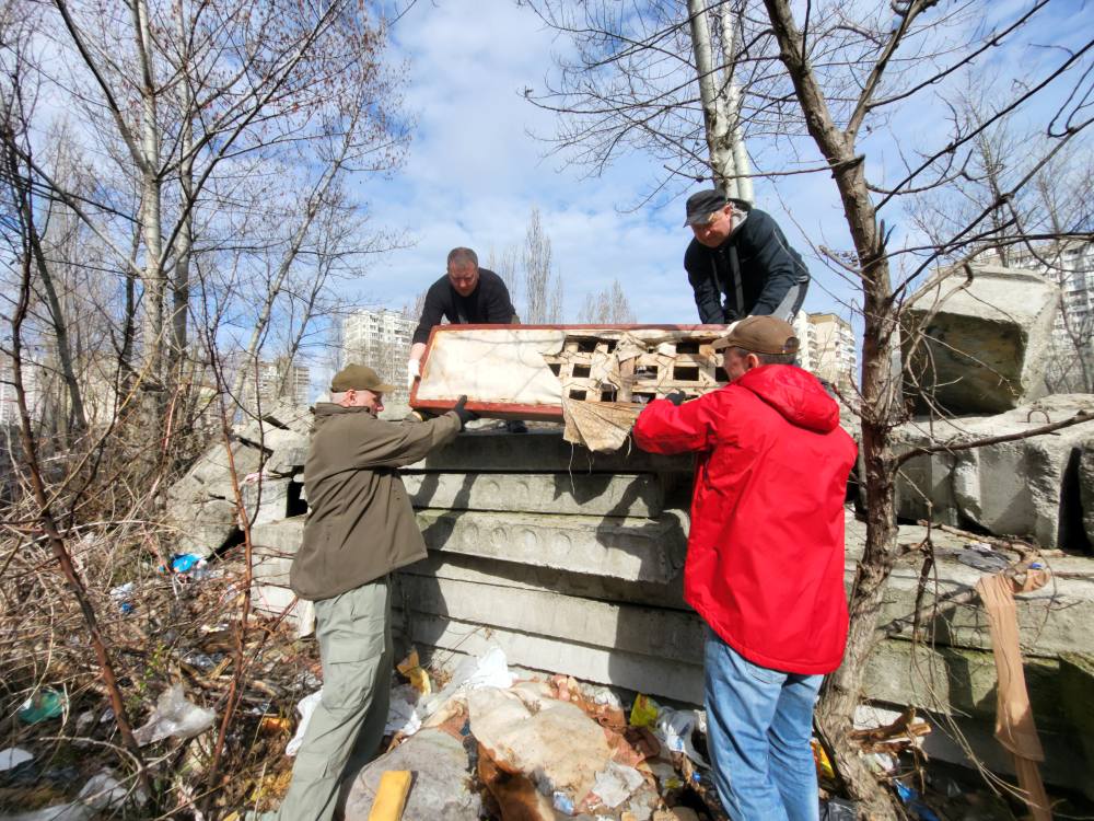 У Києві до толоки долучилися кияни, комунальники та посли і представники посольств 21 країни