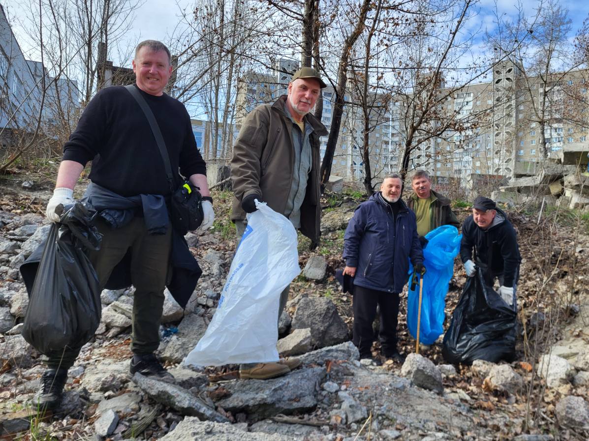 У Києві до толоки долучилися кияни, комунальники та посли і представники посольств 21 країни