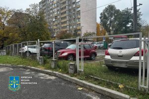 Прокуратура домагається скасування оренди землі під парковкою на Виноградарі